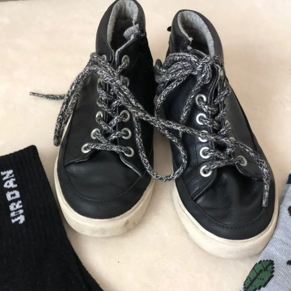 GYMBOREE BOYs TENNY SHOES and SOCKS
